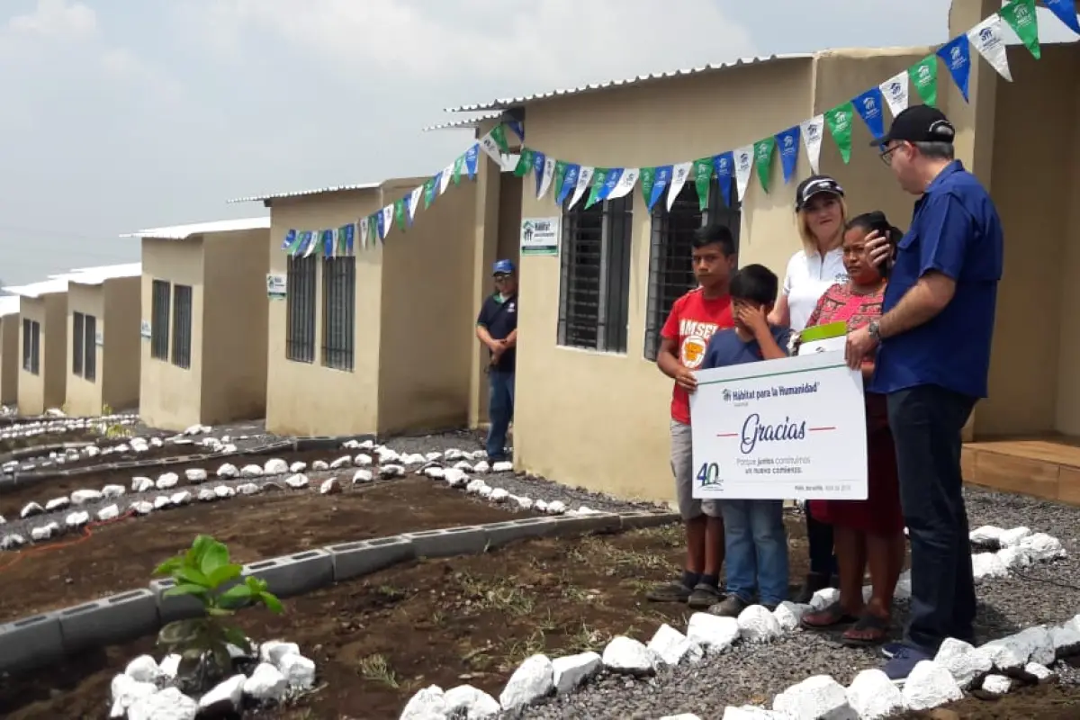 Entregan viviendas a damnificados por erupción, Reyes Realy