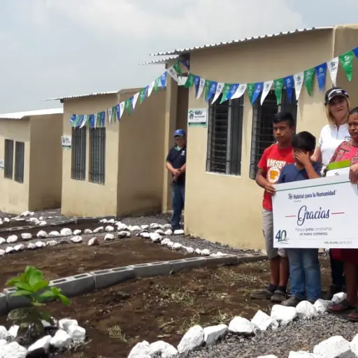 Entregan viviendas a damnificados por erupción, Reyes Realy