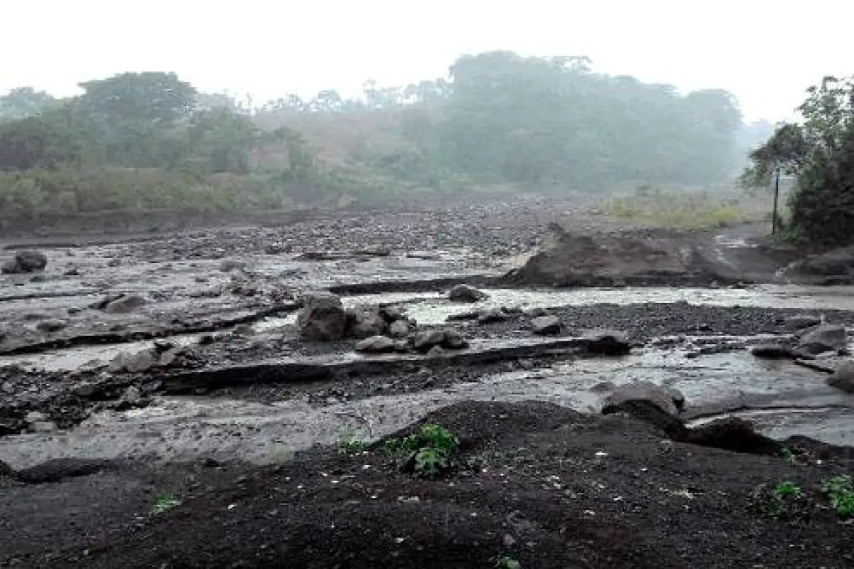 Volcán de Fuego lanza lahares. Foto: Conred