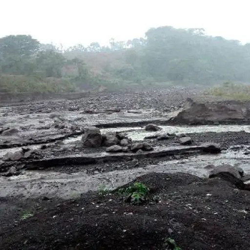 Volcán de Fuego lanza lahares. Foto: Conred
