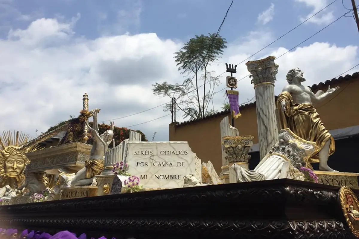 Jesús Nazareno de la Caída recorre Antigua Guatemala. Foto Álvaro Alay 