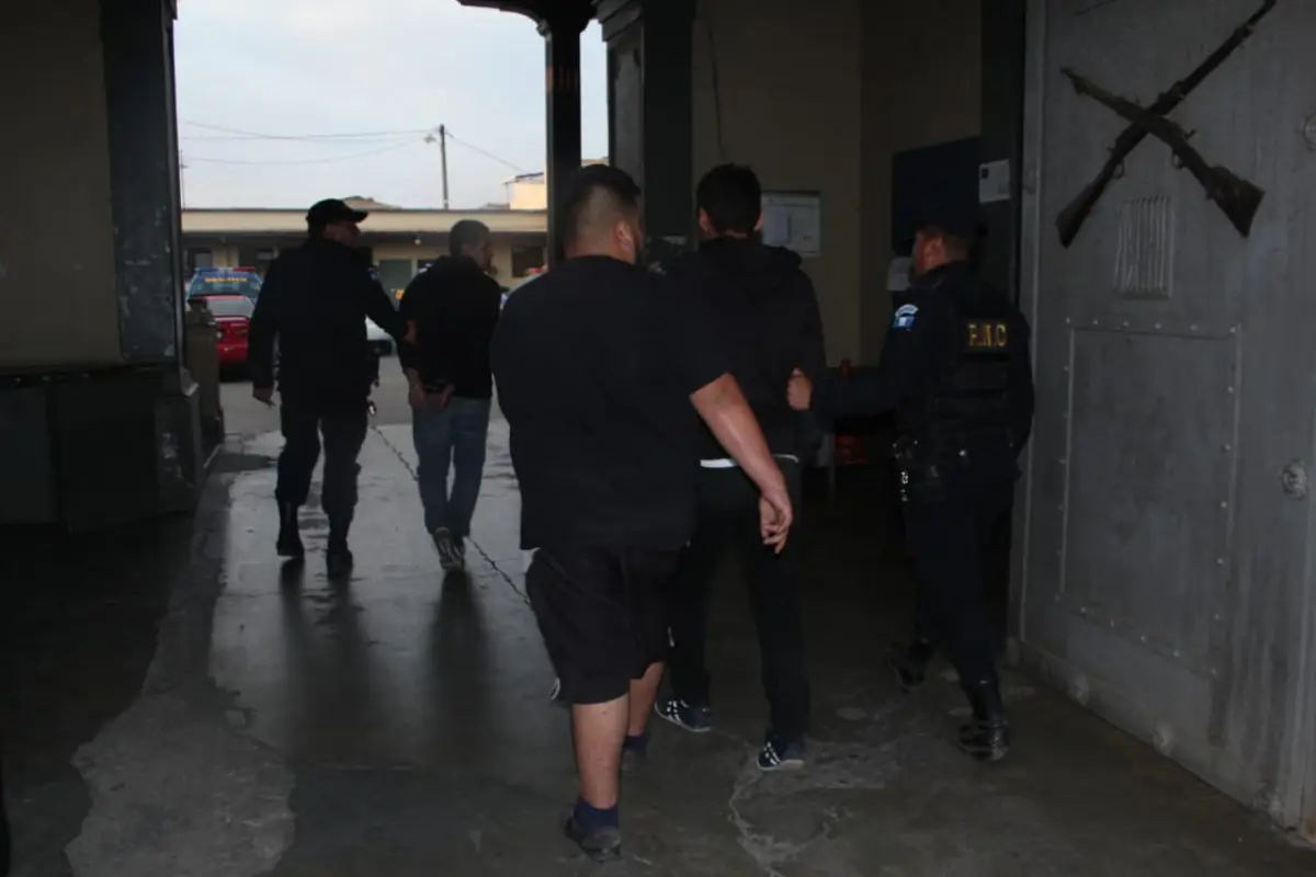 Capturaron en Chimaltenango a tres presuntos robacarros