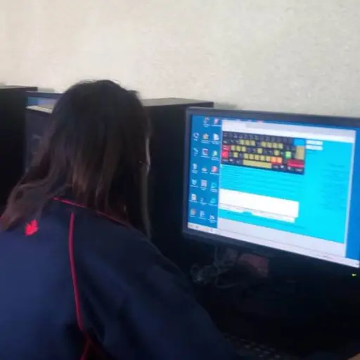 Estudiantes de M. Temaj utilizando sus herramientas ,