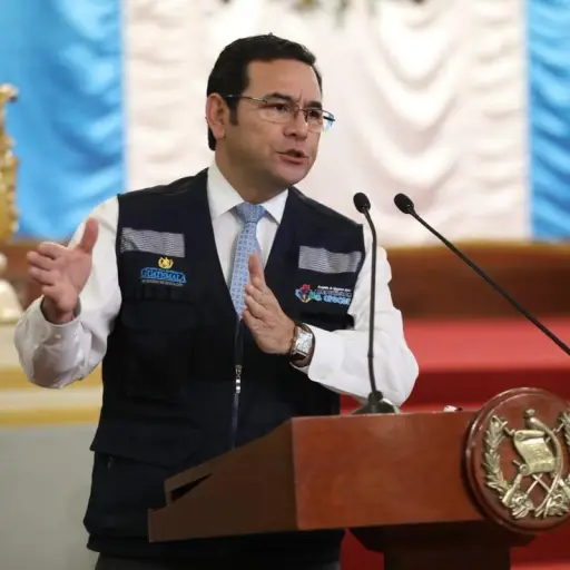 Con tanto clavo, platicar le ha servido a Jimmy Morales desahogarse. Foto tomada del gobierno
