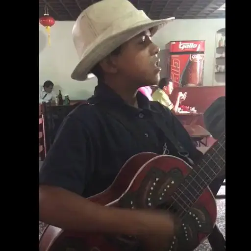 El niño Christopher ha despertado la admiración de muchos por su forma de cantar.