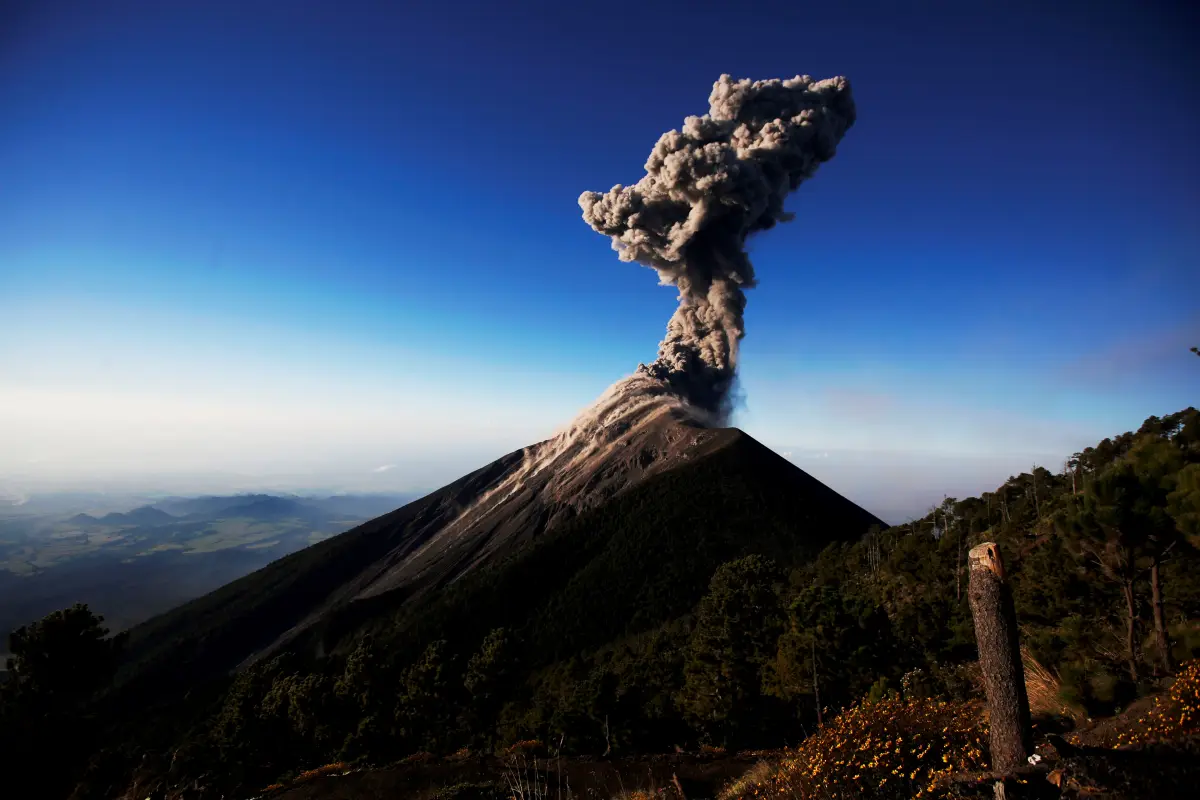 GU3009. ACATENANGO (GUATEMALA), 28/11/2018.- Fotografía del Volcán de Fuego con una columna de cenizas hoy, miércoles 28 de noviembre de 2018, desde un campamento una ladera del volcán de Acatenango (Guatemala). Según la Coordinadora Nacional para la Redu