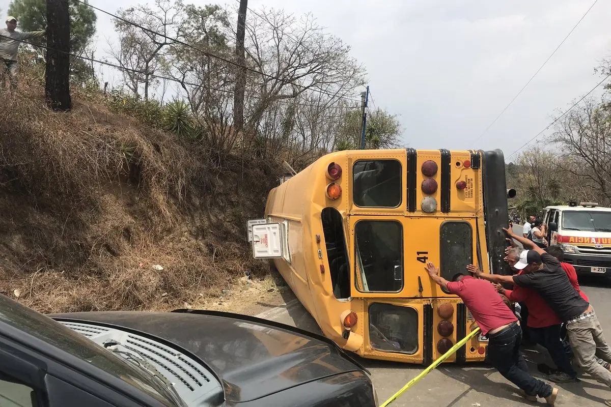 Un bus escolar volcó y varios estudiantes resultaron lesionados