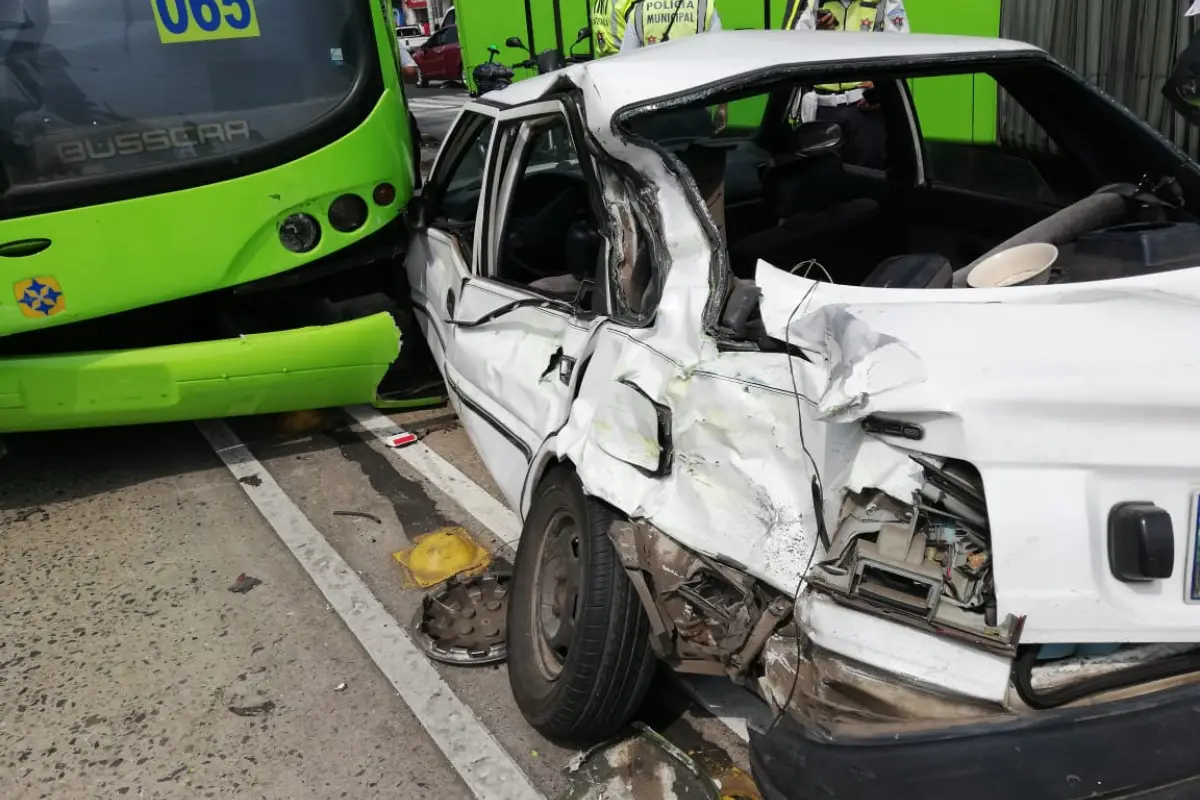 Un aparatoso accidente ocurrió entre una unidad del Transmetro y un vehículo.