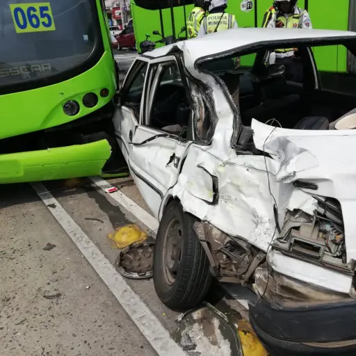 Un aparatoso accidente ocurrió entre una unidad del Transmetro y un vehículo.