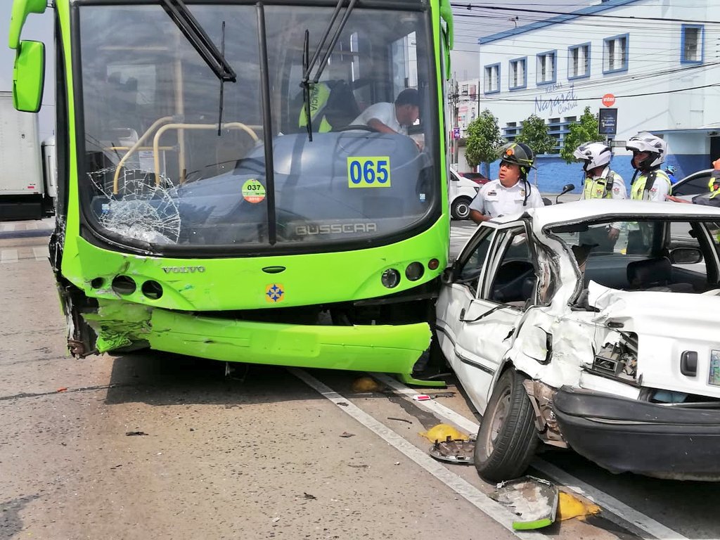 Choque entre vehículo y Transmetro 3 | 