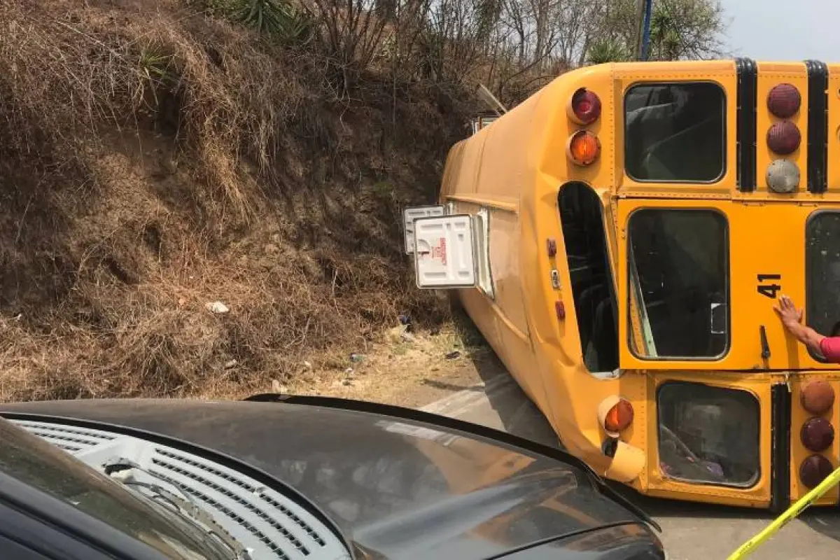 Dan a conocer estado de salud de estudiantes tras volcar bus escolar