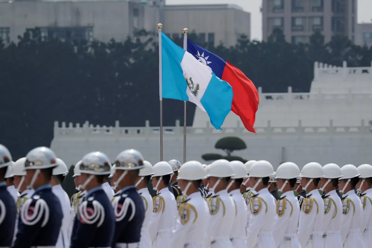 RI3823. TAIPEI (TAIWÁN), 29/04/2019.- Las banderas de Guatemala (i) y de Taiwán (d) son izadas durante una ceremonia de bienvenida al presidente guatemalteco, Jimmy Morales, este martes, en Taipei (Taiwán). Morales está en Taiwán para profundizar las rela