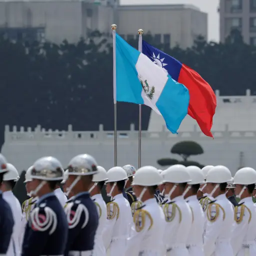 RI3823. TAIPEI (TAIWÁN), 29/04/2019.- Las banderas de Guatemala (i) y de Taiwán (d) son izadas durante una ceremonia de bienvenida al presidente guatemalteco, Jimmy Morales, este martes, en Taipei (Taiwán). Morales está en Taiwán para profundizar las rela