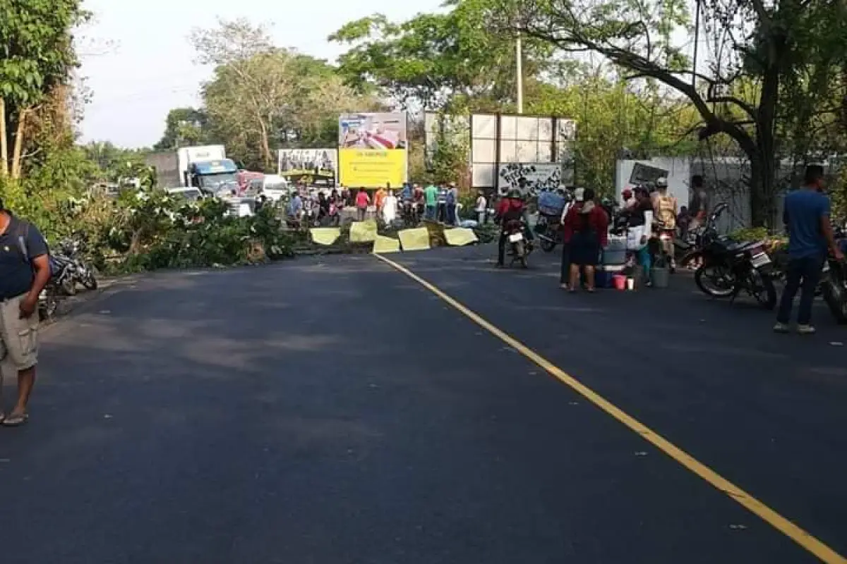 Persiste bloqueo en la ruta hacia Tecún Umán