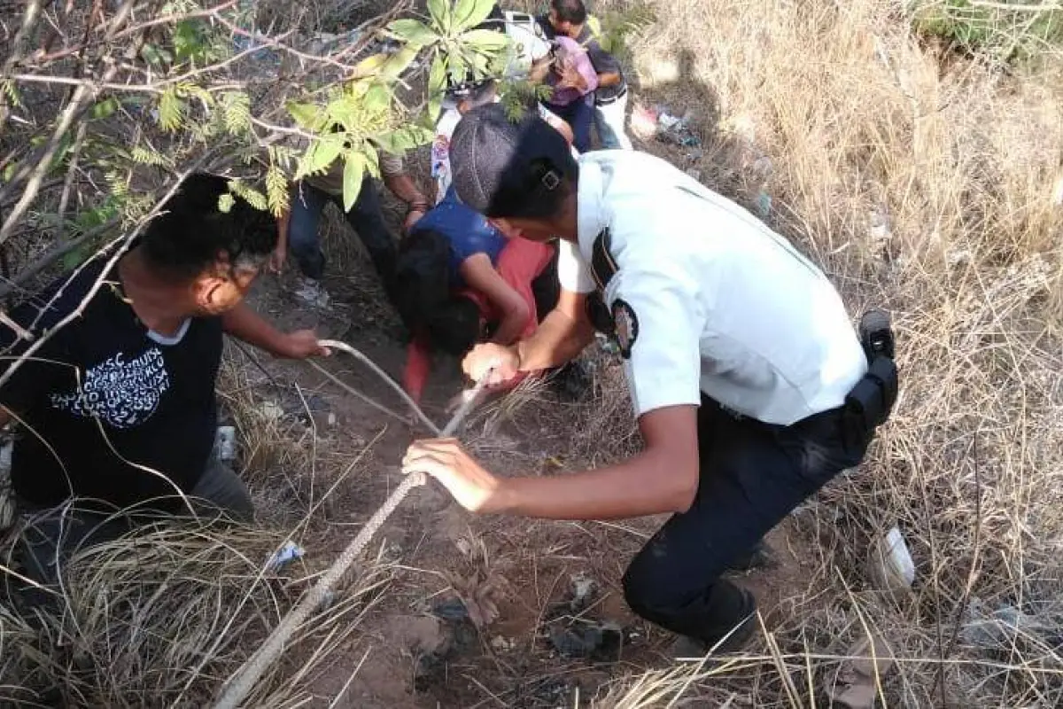 Durante la Semana Santa los bomberos atendieron accidentes de tránsito, ataques armados y personas ahogadas.