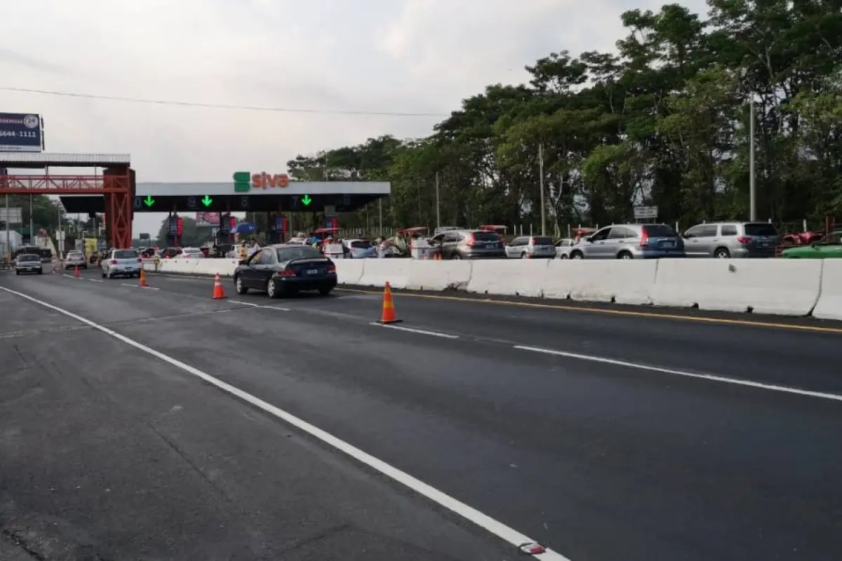 Paso de vehículos en autopista Palín-Escuintla 