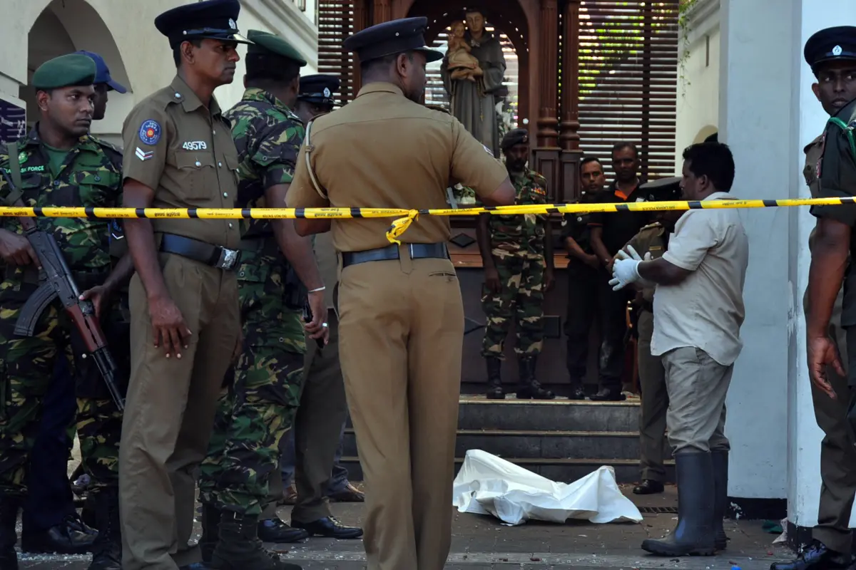 CLM46. Colombo (Sri Lanka), 21/04/2019.- Police and military officials inspect remains of victims at the scene after an explosion hit at St Anthony's Church in Kochchikade in Colombo, Sri Lanka, 21 April 2019. According to news reports at least 138 people