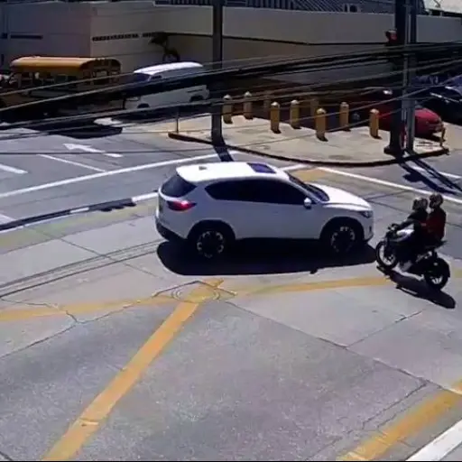 El accidente donde resultó herido el motorista y su acompañante se registró en la zona 9. 