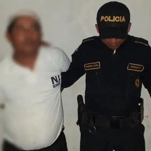 El detenido es señalado de enseñar pornografía a una menor.