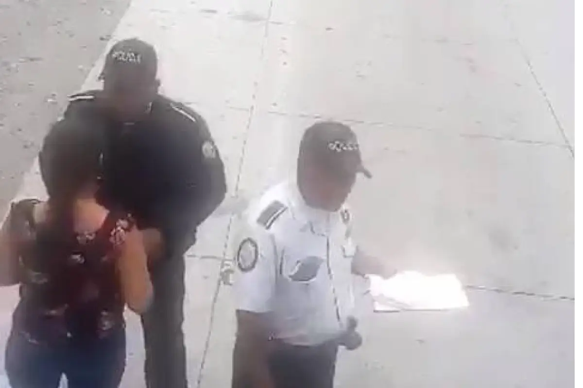 Los agentes fueron captados en la parte trasera de un bus.