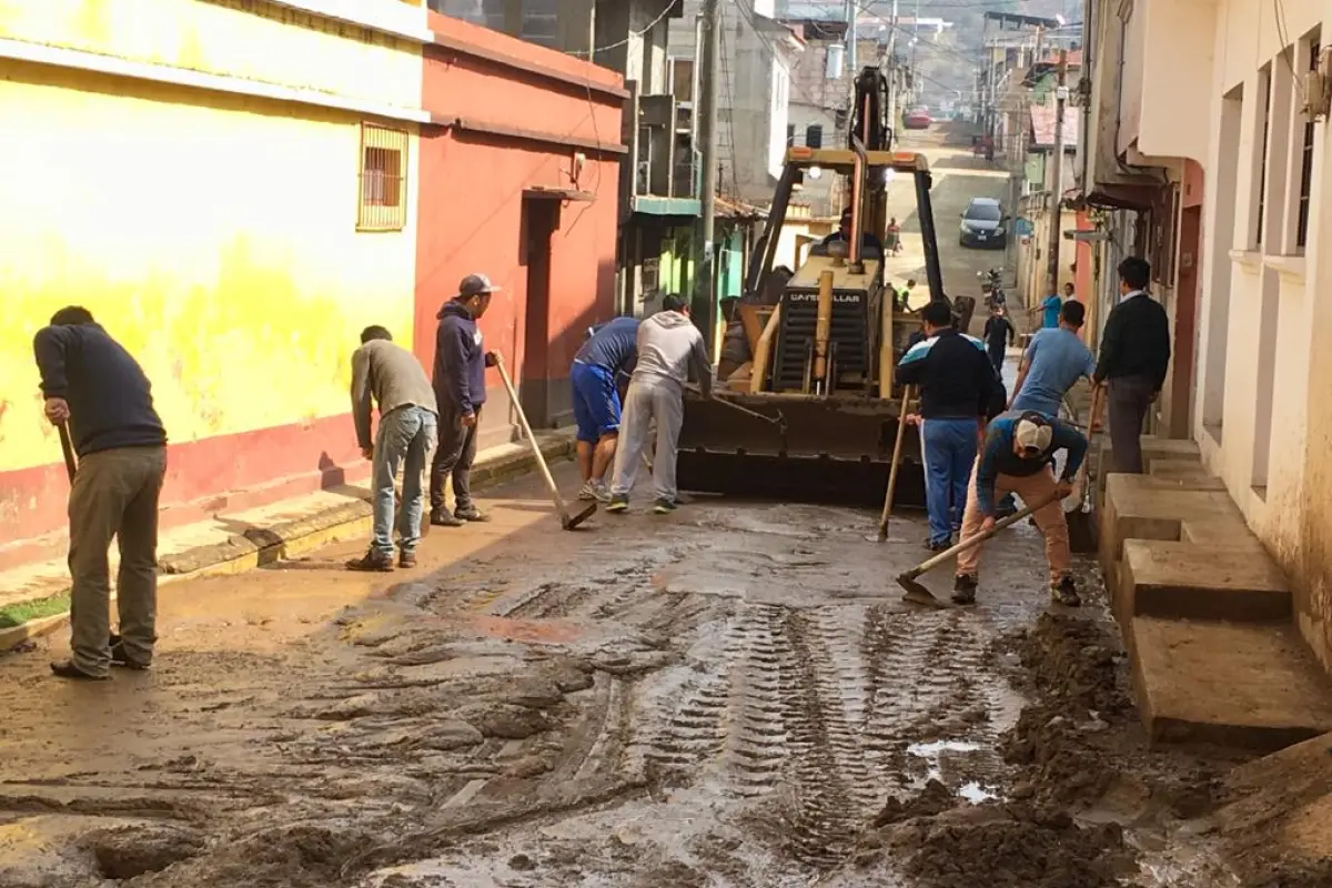 Vecinos de Totonicapán limpian áreas afectadas por lluvias, 