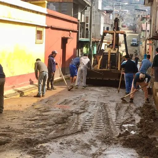 Vecinos de Totonicapán limpian áreas afectadas por lluvias ,