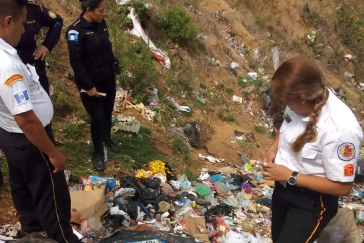 Las víctimas estaban envueltas en sábanas y bolsas plásticas. Fotos de Bomberos Voluntarios