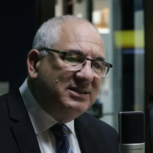 El candidato presidencial del partido VIVIA, Isaac Farchi, habló sobres su propuesta política. Foto: Alejandro Chet.