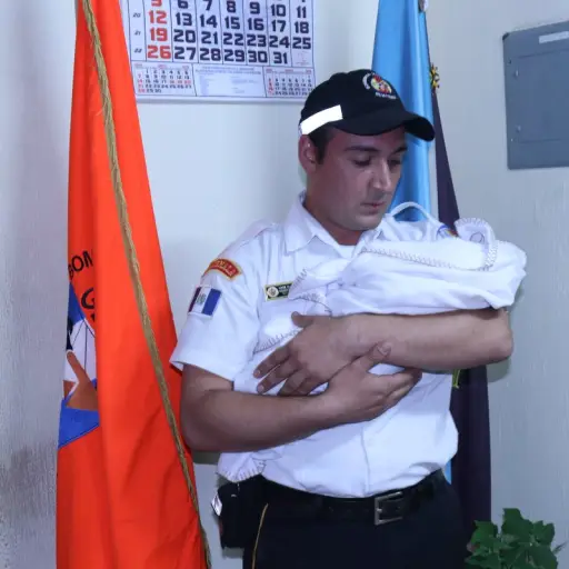 Los Bomberos Voluntarios evaluaron al bebé abandonado.