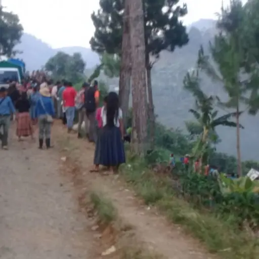 Camión cae a barranco en Cobán