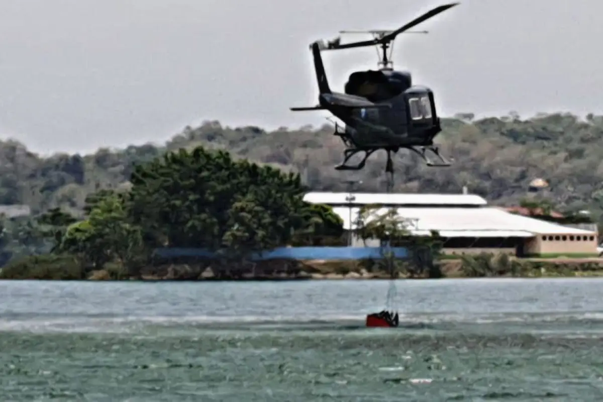 Helicóptero recoge agua del lago Petén Itzá.