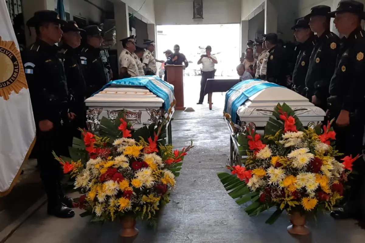 Homenaje a agentes de la PNC muertos en Zacapa