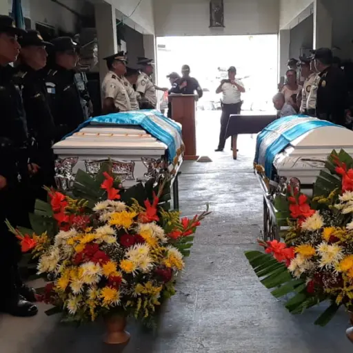 Homenaje a agentes de la PNC muertos en Zacapa