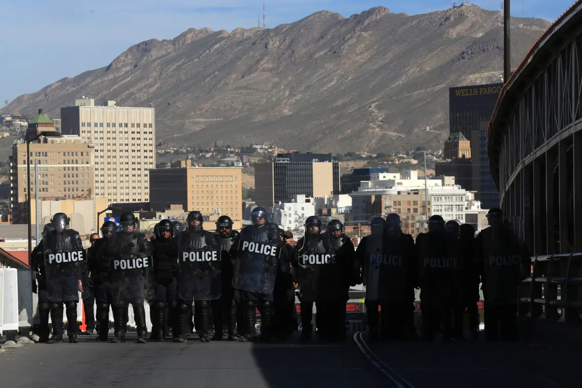 MIA46. EL PASO (EE.UU.), 29/10/2018.- Agentes de Aduanas y Protección Fronteriza (CBP) resguardan una calle durante un entrenamiento de operativo antidisturbios hoy, lunes 29 de octubre de 2018, en el Puente Internacional Paso del Norte en El Paso, Texas 