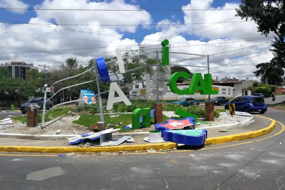 La Municipalidad de Guatemala informó sobre la destrucción del letrero.