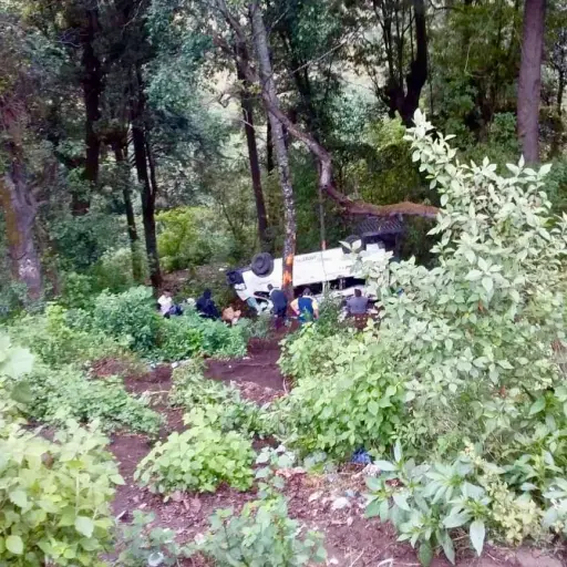 Microbús cae a barranco en Totonicapán