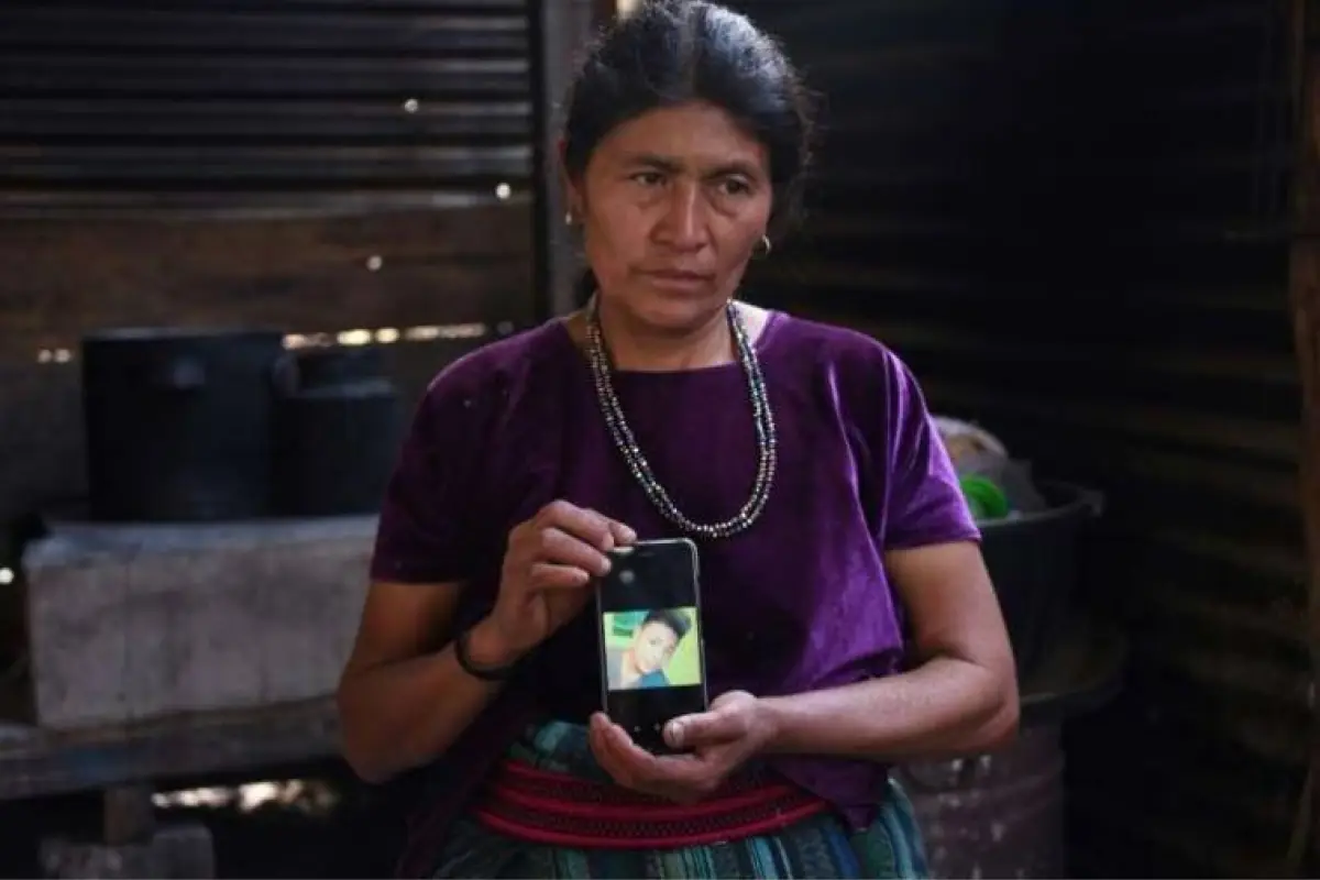 La madre del menor que murió en la frontera cuenta cómo se fue su hijo. Foto: Johan Ordoñez, AFP.