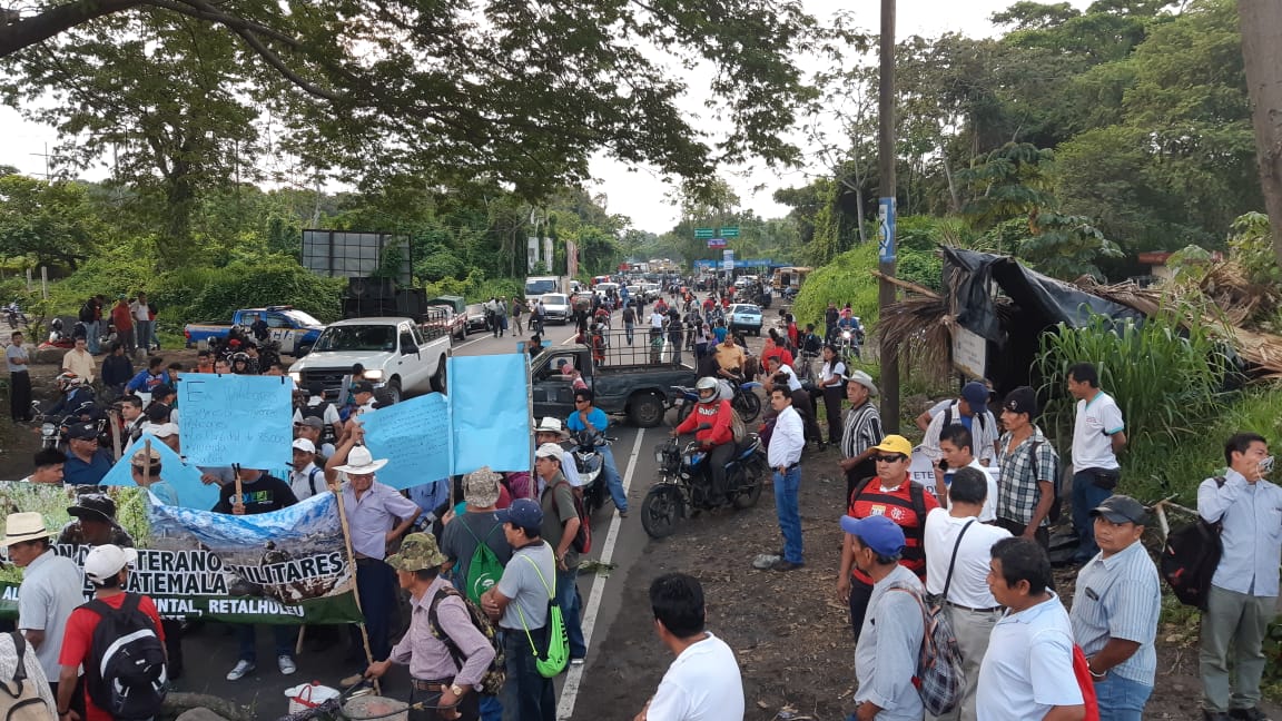 Exmilitares bloquean carreteras | 