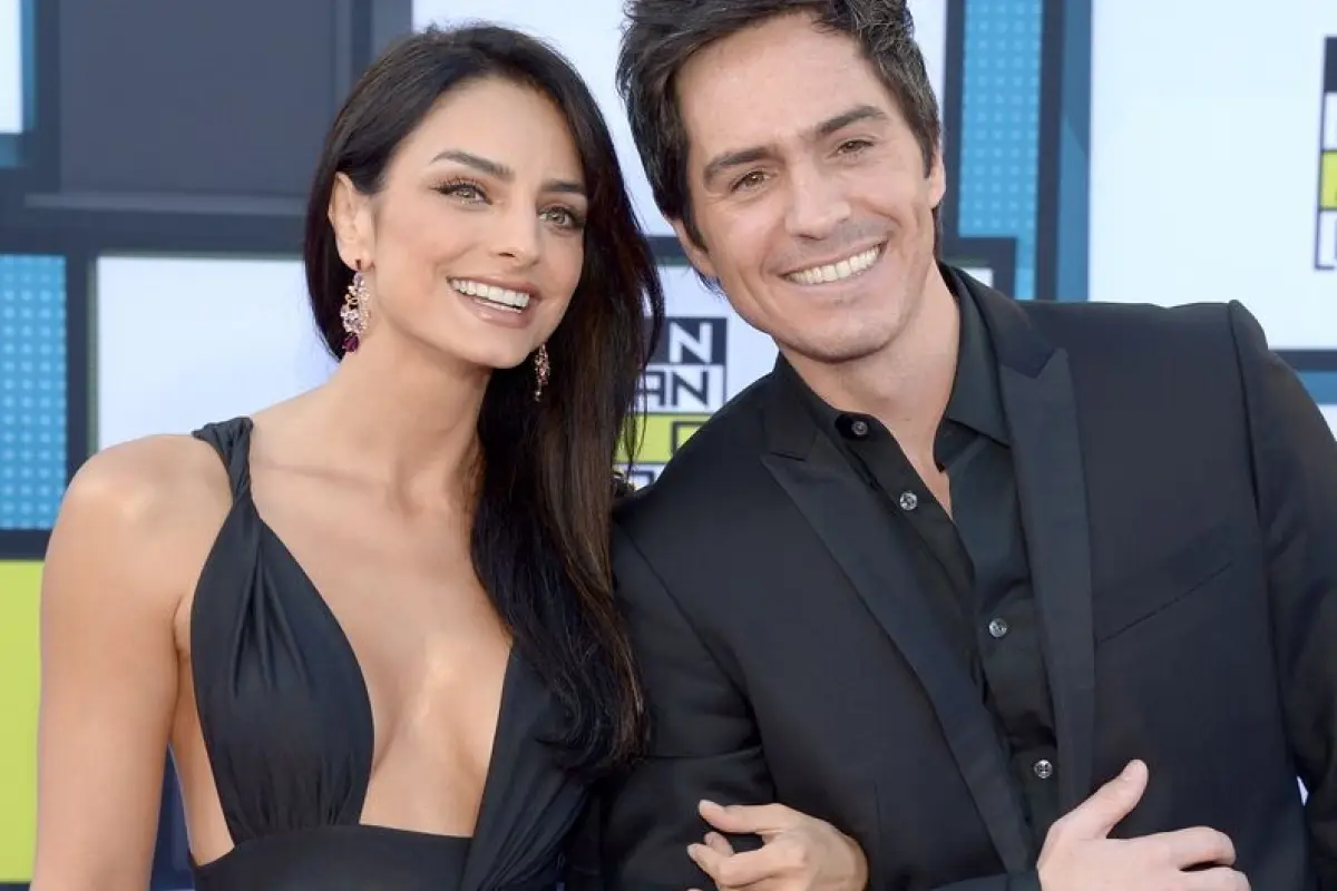 HOLLYWOOD, CA - OCTOBER 06:  Actors Aislinn Derbez (L) and Mauricio Ochmann attend the 2016 Latin American Music Awards at Dolby Theatre on October 6, 2016 in Hollywood, California.  (Photo by Matt Winkelmeyer/Getty Images)