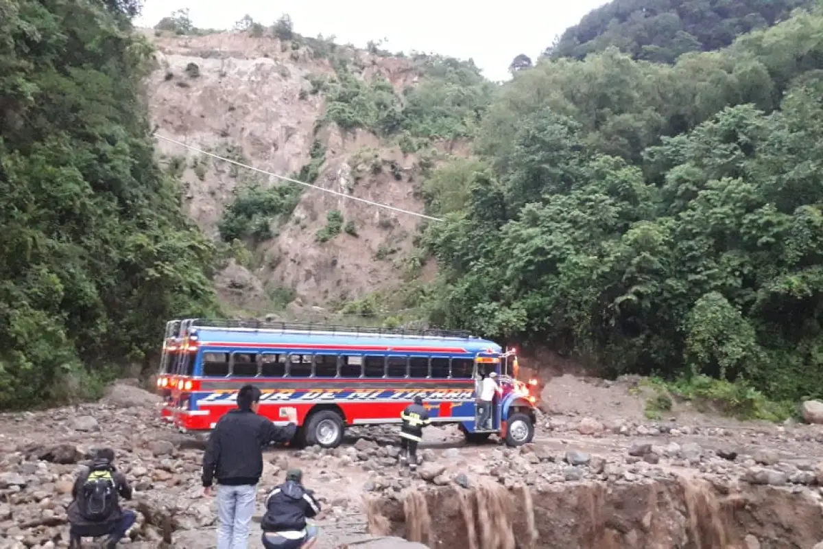 Inundaciones y deslaves en el interior del país.  Fotos: Conred.