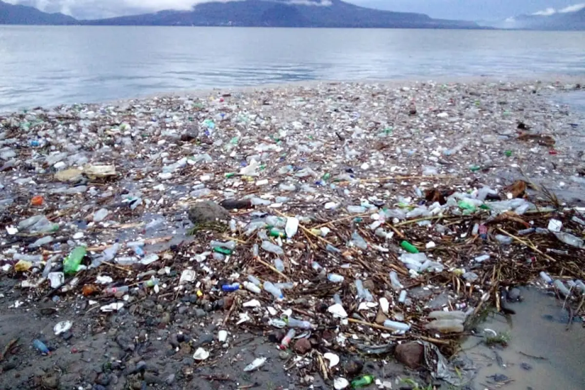 El Lago de Atitlán sufre de contaminación derivado a deshechos arrastrados por las lluvias. Foto de Meteorología GT.