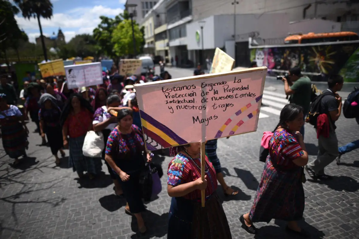 Mujeres-Tejedoras-manifestación (4) Artesanía - Racismo, 