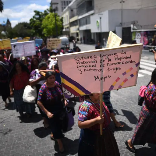 Mujeres-Tejedoras-manifestación (4) Artesanía - Racismo ,