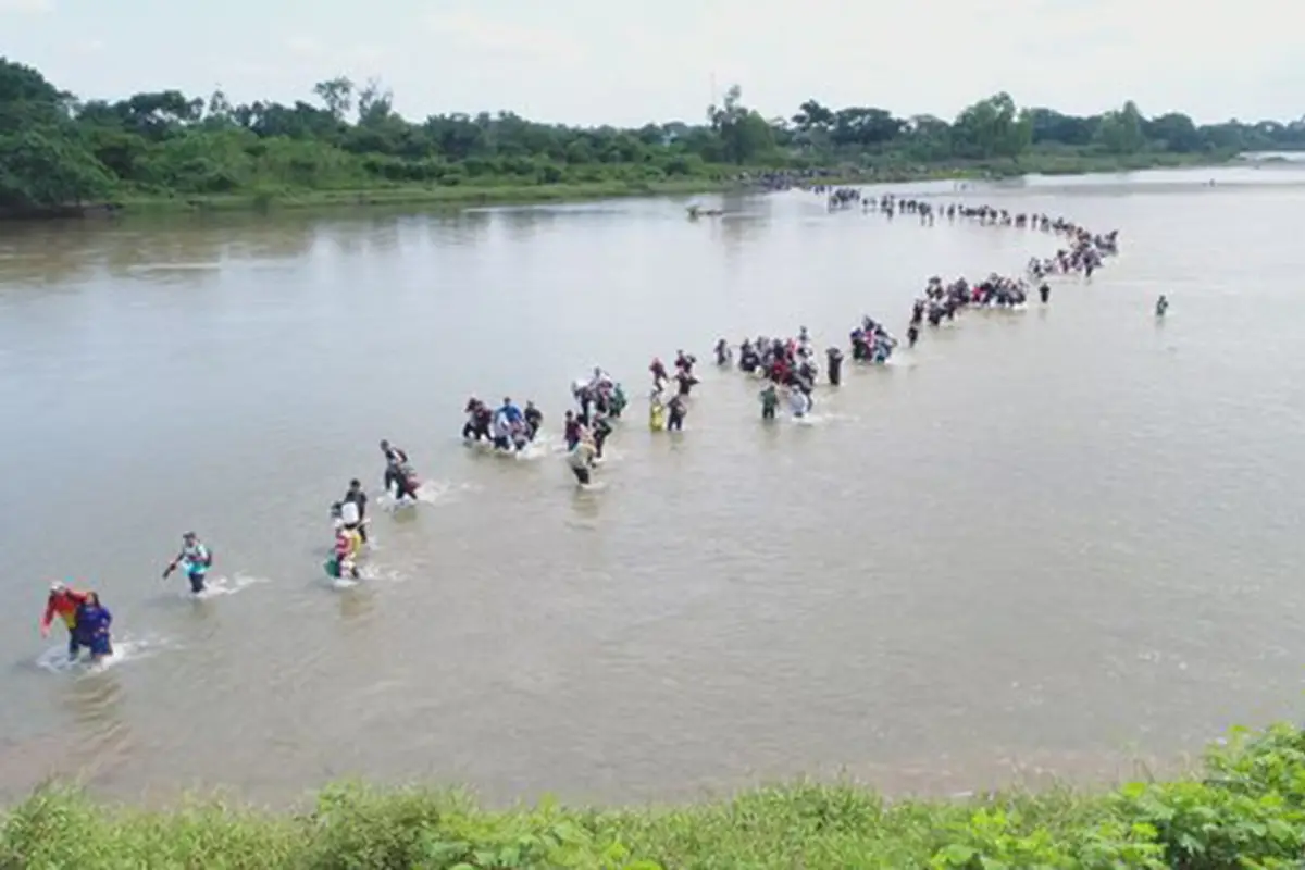 México bloquea cuentas de traficantes de personas ligados a caravanas de migrantes---, 