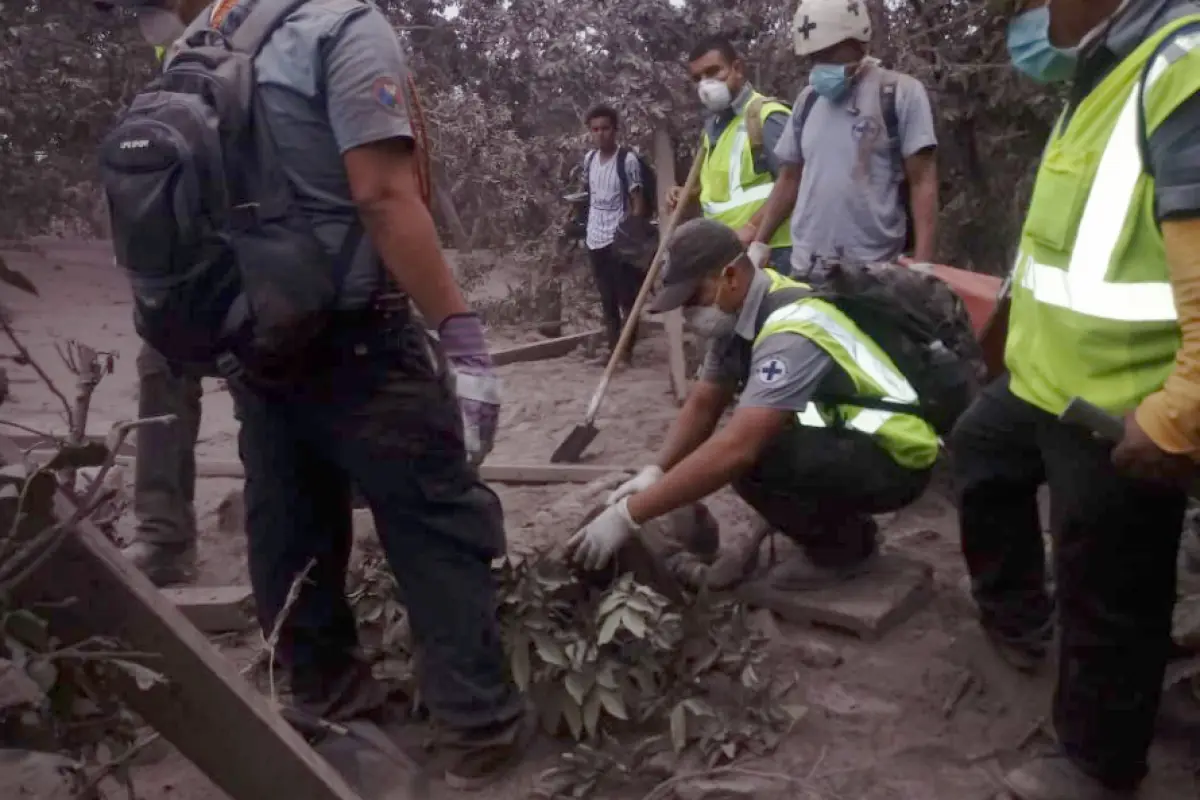 Socorristas en tragedia volcán de Fuego