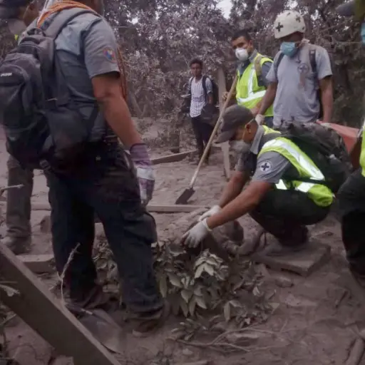 Socorristas en tragedia volcán de Fuego