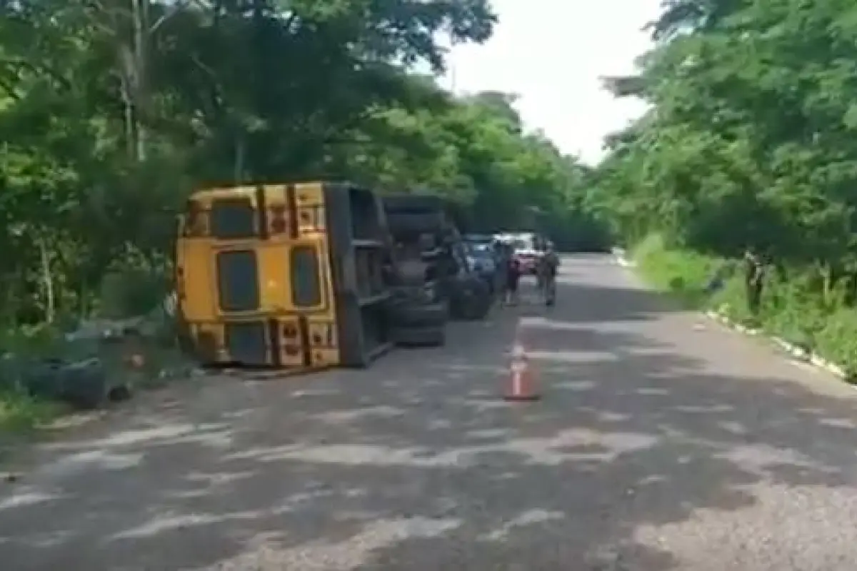 Los Bomberos Municipales Departamentales atendieron la emergencia. Foto tomada de Provial.