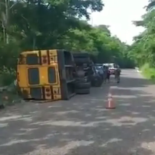Los Bomberos Municipales Departamentales atendieron la emergencia. Foto tomada de Provial.