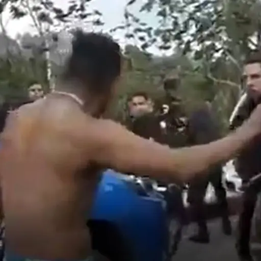 En las imágenes se observa cómo la PNC dispersó a la turba. Foto obtenida de video.