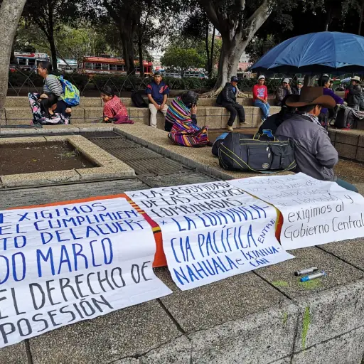 Pobladores de Nahualá en la Plaza de la Constitución